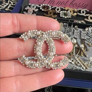 CHANEL Pearl & Crystal Interlocking CC Brooch in Gold and Pearl